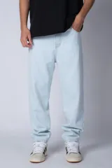 Jean de corte mom fit en color gris lavado, confeccionado en denim resistente, con diseño de tiro medio y ajuste holgado en las piernas.