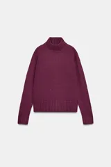 Jersey de punto liso con cuello subido, manga larga y acabados en rib en puños, cuello y ruedo.