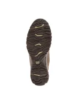 Bota de caña media Caterpillar, confeccionada en cuero nubuck color marrón. Presenta cierre de cordones, logo de la marca grabado en el lateral y en la lengüeta, y suela de goma dentada para mayor tracción.