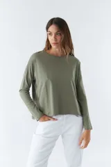 Remera celeste de algodón, de manga larga y cuello redondo.