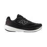 Championes de running New Balance Infinion 1080v15, color negro con detalles en gris y blanco. Presentan una parte superior de malla transpirable, lengüeta y tirador del talón acolchados, y detalles reflectantes. Incorporan la tecnología de mediasuela Infinion para amortiguación y retorno de energía.