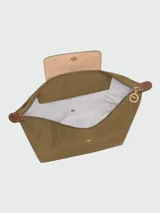 Mochila Longchamp de la línea Le Pliage Original, tamaño M, en color rosado con solapa y asas de cuero marrón.