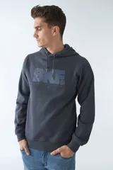 Buzo canguro de felpa gris oscuro con capucha ajustable, manga larga, bolsillo canguro y logo estampado en el pecho.