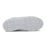 Championes deportivos blancos Comfortflex con cordones tono sobre tono, suela chunky con amortiguación y un discreto aplique metálico dorado en el lateral.