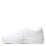Championes New Balance modelo 480, de diseño clásico y minimalista en color blanco total. Presentan una parte superior de cuero con perforaciones en la puntera para mayor ventilación, el logo 'N' característico en los laterales y suela de goma resistente.