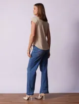 Blusa color beige de modal con escote en V, abertura central con botones y ruedo anudado. Marca French Laundry.