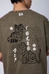 Remera de corte semi-oversize en color naranja con efecto de lavado tipo snow. Presenta un pequeño estampado gráfico en el pecho y cuello redondo.