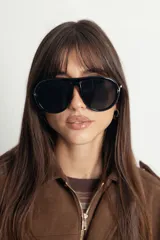 Lentes de sol estilo aviador oversize con armazón de policarbonato negro y cristales oscuros con protección UV400.