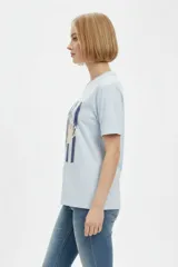 Remera blanca de manga corta con cuello redondo y estampado frontal de inspiración veraniega con motivos italianos, limones y la leyenda Italia Amalfi Capri.
