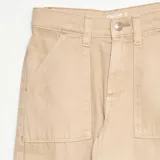 Pantalón tipo cargo de gabardina en color beige, con corte recto, cintura alta, bolsillos laterales tipo cargo con solapa y bolsillos frontales amplios.