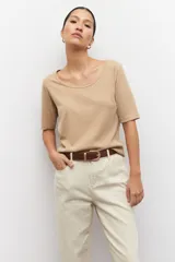 Remera color beige de manga corta y cuello redondo.