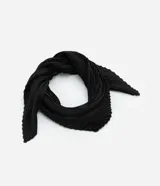 Pañuelo negro de poliéster satinado, plegado, sin estampa. Ideal para usar en el cuello, en el cabello o en el asa del bolso.