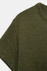 Remera blanca de algodón, de corte regular fit, cuello redondo y manga corta con acabados sin costuras.