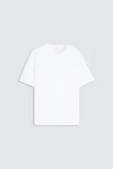 Camiseta de corte regular confeccionada en algodón compacto, con cuello redondo y manga corta.