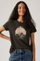 Remera negra de corte clásico con cuello redondo y estampado frontal con el logo de Levi's y un diseño de estilo western con un cowboy y un paisaje.