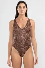 Malla enteriza marrón con estampado animal print de cebra y leopardo. Escote en V y espalda descubierta con tiras cruzadas unidas por un detalle metálico cuadrado.