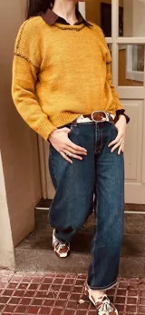 Sweater tejido de mohair color naranja con bordados en cuello y puños.