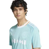 Camiseta de fútbol Adidas del Inter Miami CF, modelo 2024, tercera equipación. Diseño celeste con rayas verticales en relieve, detalles en naranja en cuello y laterales, y las tres tiras de Adidas en los hombros. Incluye el escudo del club y el logo de Adidas en el pecho, y el nombre "Miami" en el frente.