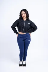 Pantalón de jogging negro de felpa con frisa, corte ajustado, cintura elástica con cordón de ajuste y logo bordado en el muslo izquierdo.
