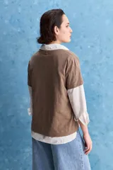 Remera blanca de algodón con escote en V y mangas cortas, de calce amplio y cómodo.