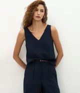 Musculosa Marfinno de viscosa color azul marino, sin mangas, con escote en V y costuras verticales decorativas.