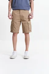Bermuda cargo de corte clásico en color beige, con bolsillos laterales tipo cargo, cierre de cremallera y botón, y pasacintos.