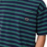 Remera de manga corta con diseño a rayas horizontales en tonos azul marino y verde, con cuello redondo y bolsillo frontal en el pecho que incluye el logo de la marca.