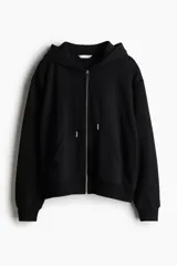 Campera canguro de felpa negra con cierre frontal, capucha ajustable con cordón y bolsillos tipo canguro.