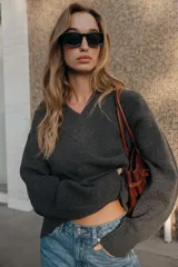 Jersey de punto de manga larga con cuello en pico y acabados en rib en puños, cuello y bajo.