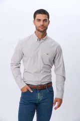 Camisa sport de manga larga a cuadros con cuello abotonado, bolsillo en el pecho con logo bordado y cierre frontal de botones.
