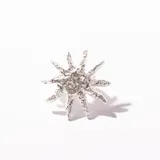 Anillo plateado con forma de estrella de mar texturizada.