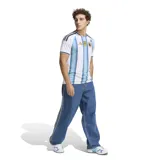 Camiseta de fútbol Adidas de la Selección Argentina, modelo Home. Diseño clásico de rayas verticales blancas y celestes con detalles en dorado en el logo de la marca, el escudo de la AFA y el parche de campeón del mundo. Presenta cuello redondo y las icónicas tres tiras de la marca en los hombros.