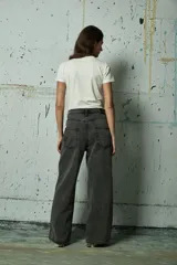 Jean de corte wide leg en color gris lavado, con diseño de tiro alto y cinco bolsillos.