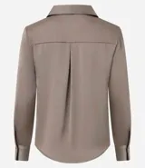 Camisa de satén con cuello inglés, manga larga con puños y cierre frontal de botones. Presenta un acabado brillante y fluido.