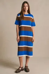 Vestido midi de tejido de punto con diseño de rayas horizontales en azul, marrón y blanco. Presenta cuello redondo, mangas cortas y un corte recto y holgado.