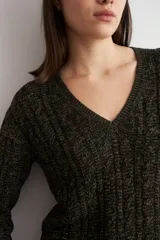 Sweater de tejido de punto con textura acanalada, color verde oscuro, de corte recto y manga larga. Presenta un diseño clásico con cuello redondo.