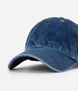 Gorra de sarga de algodón con acabado efecto denim azul, visera curva y paneles estructurados. Cuenta con ojales de ventilación superiores y cierre trasero ajustable.