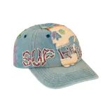 Gorro tipo cap de denim celeste, con diseño de seis paneles, visera curva y detalles bordados con apliques de pedrería roja.