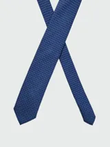 Corbata azul oscura con diseño geométrico de pequeños puntos claros.