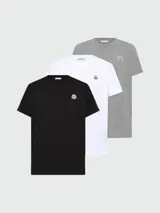 Pack de tres camisetas Moncler de algodón, una negra, una blanca y una gris, todas con cuello redondo, manga corta y parche del logotipo de la marca en el pecho.
