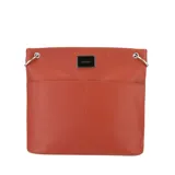 Bandolera negra de cuero sintético con dos bolsillos frontales, cierre metálico y dos correas intercambiables: una de cuero sintético y otra de tela con rayas rosas y negras.