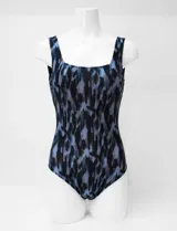 Malla enteriza estampada Club del Sol de escote cuadrado, con breteles anchos y diseño abstracto en tonos negros y celestes. Cuenta con copa armada con sujetador interno y forro.