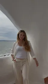 Camisa color crudo de crepé, de corte clásico, manga larga y cierre frontal con botones.