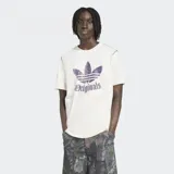 Remera color crema de corte clásico, con logo de Adidas Originals estampado en el pecho en color violeta.