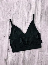 Top color rosa con breteles finos, escote en V y doble volado en el ruedo.