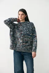 Sweater de punto con diseño multicolor en tonos azules, con cuello redondo y corte holgado de manga larga.