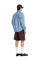 Bermuda cargo relaxed fit color azul marino, de tiro medio con pliegues frontales y presillas para cinturón. Cuenta con bolsillos laterales tipo cargo en las perneras y cierre frontal con cremallera y gancho metálico oculto.