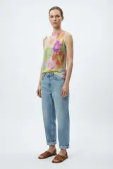 Musculosa sin mangas con estampado floral abstracto en tonos pastel y cuello redondo con ribete rosa.
