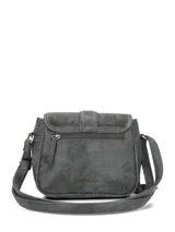 Cartera bandolera de ecocuero gris con solapa de cuero natural, compartimiento principal con broche imantado, bolsillo delantero, bolsillos internos y externos con cierre, correa ajustable y llavero con flecos colgante.
