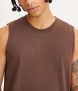 Musculosa básica para hombre de corte recto y cuello redondo, confeccionada en tejido de algodón. Presenta un diseño liso con un pequeño tag decorativo en el bajo.